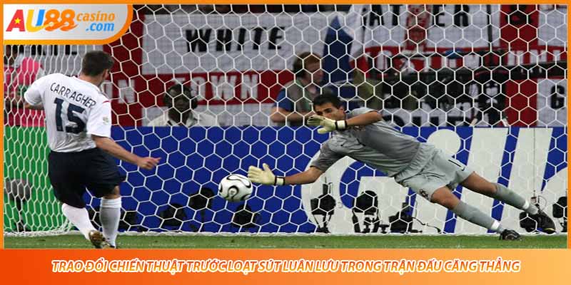 Trao đổi chiến thuật trước loạt sút luân lưu trong trận đấu căng thẳng